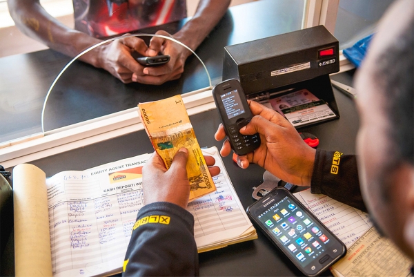 Transaction dans une agence Mobile money d'Afrique