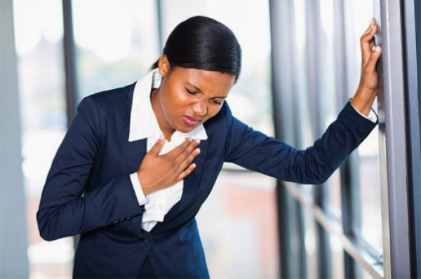 Une jeune femme en pleine crise d'AVC (accident cardiovasculaire)